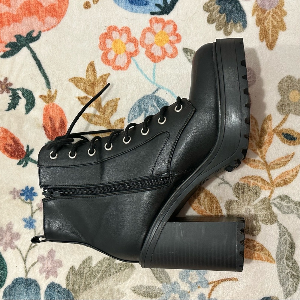 Stylish Black Lace-Up Platform Boots - Picture 6 of 11